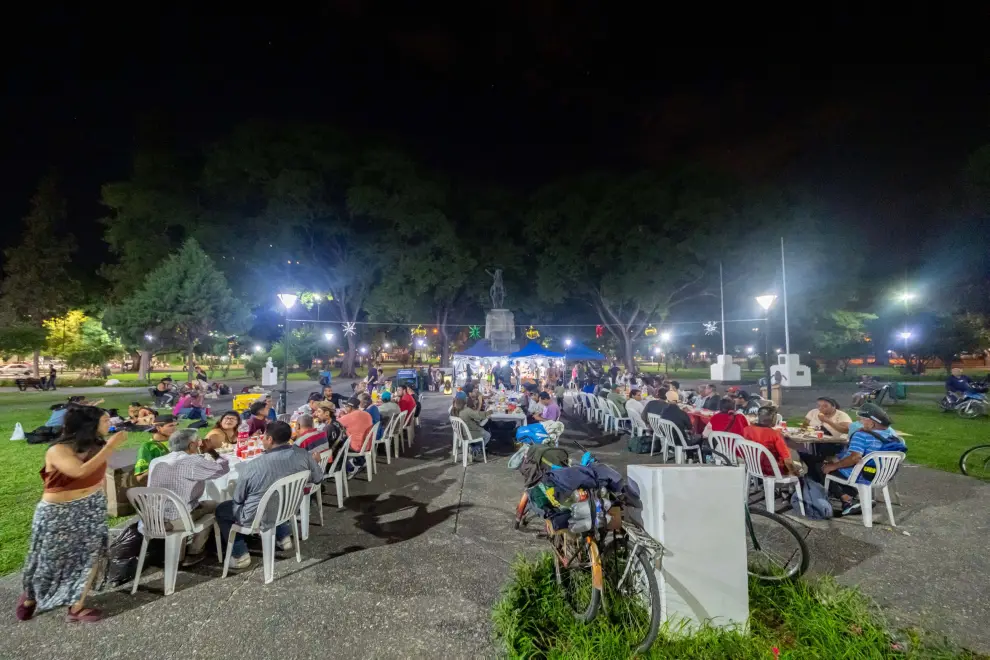 Cena Solidaria de Año Nuevo en el parque San Martín