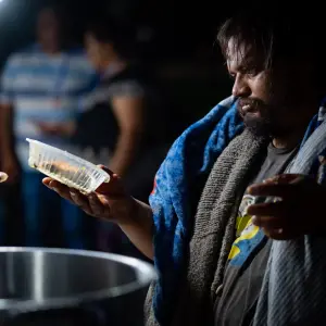 Salta: Una cena solidaria iluminó el parque San Martín para despedir el 2025