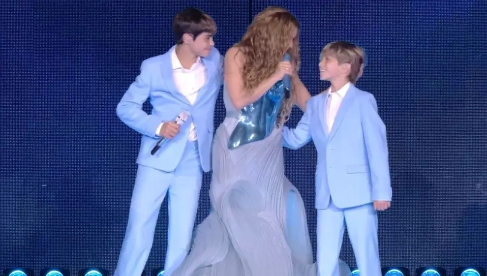 Shakira junto a sus hijos en un recital en Buenos Aires.