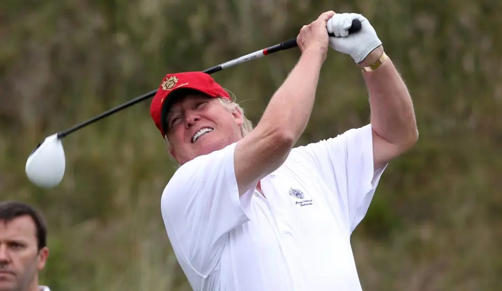 Donald Trump jugando al golf, uno de sus pasatiempos favoritos.
