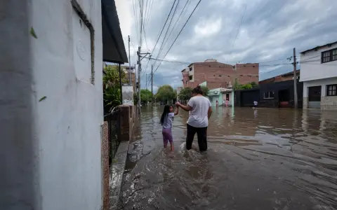 Algunas localidades se encuentran anegadas debido a la abundante caída de agua de agua durante toda la madrugada del lunes.