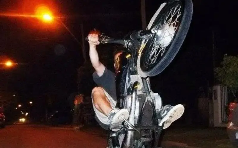 Motociclista haciendo "willy".