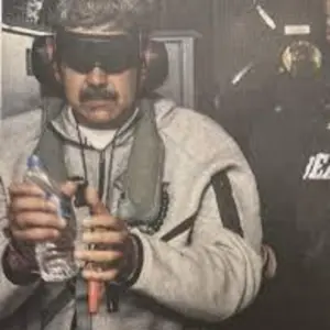 Así es la primera imagen de Maduro detenido en su traslado a Nueva York