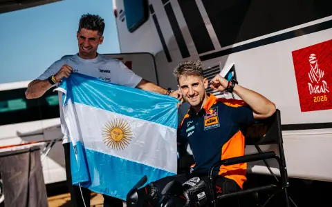 Luciano y Kevin Benavides, con la bandera argentina.