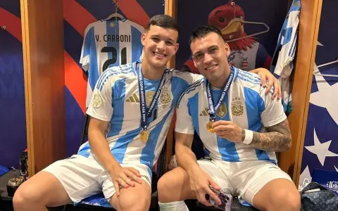 Valentín Carboni y Lautaro Martínez, en los festejos de la Copa América 2024.