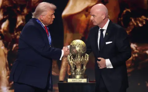 Donald Trump junto al presidente de la FIFA, Gianni Infantino.