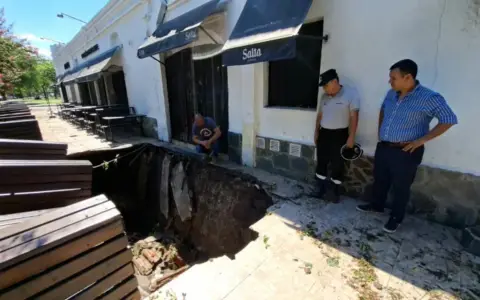 Arreglos después del temporal de las veredas del Pasaje Miramar.