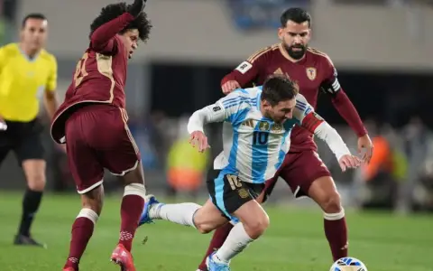 Eduard Bello derribando a Leo Messi durante un Argentina-Venezuela en el Monumental por Eliminatorias.