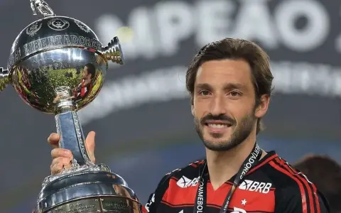 Matías Viña viene de consagrarse en la Copa Libertadores con el Flamengo.