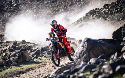 Luciano Benavides terminó en el top 5 tras una destacable etapa 1.