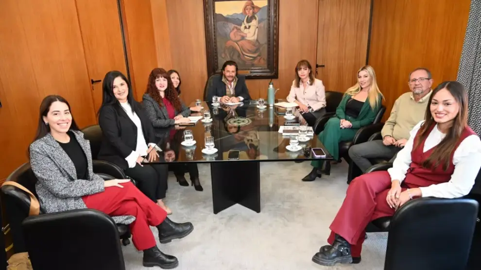 Mesa chica de mujeres con Gustavo Sáenz