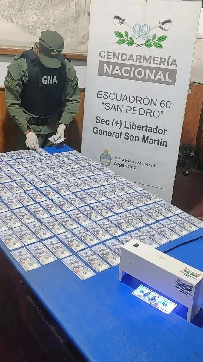 Los dólares falsos.