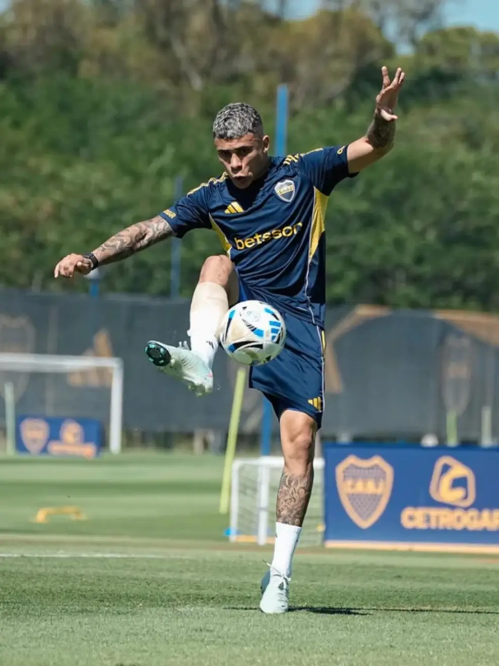 Ayrton Acosta, uno de los puntos fuertes de la defensa de Boca