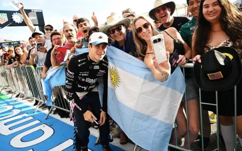 Hinchas argentinos se toman selfies con Franco Colapinto