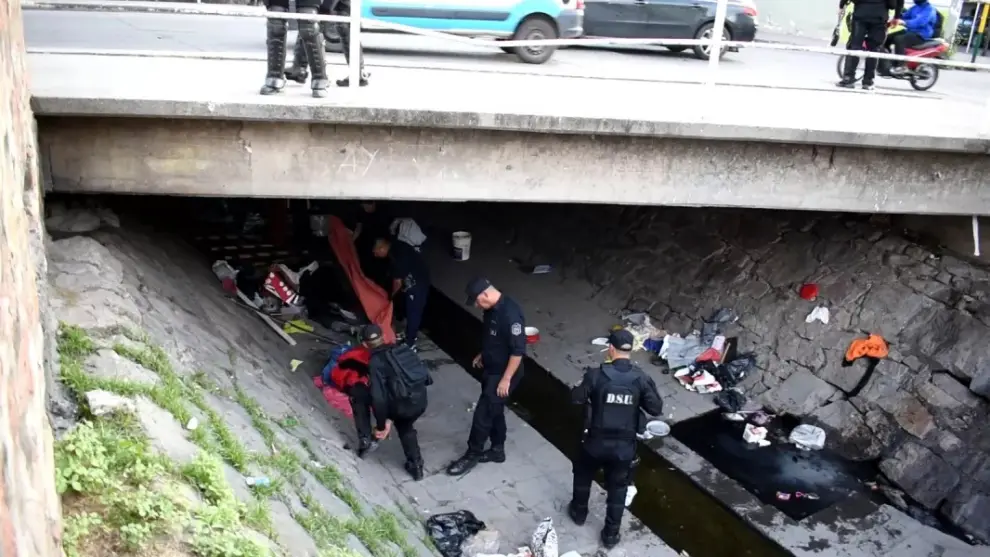 Operativo en el canal de calle Esteco, en la capital salteña.