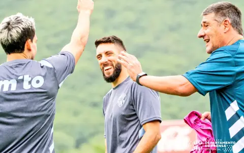 El entrenador de Gimnasia y Tiro Fernando "Teté" Quiroz y sus jugadores, a pura risa en el arranque de la pretemporada 2026.