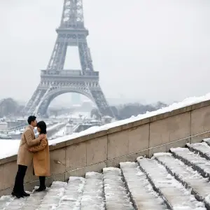 El día que París se tiñó de blanco: la “Ciudad Luz” se cubrió de nieve