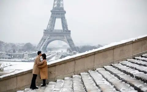 Dos enamorados aprovechan un paisaje único