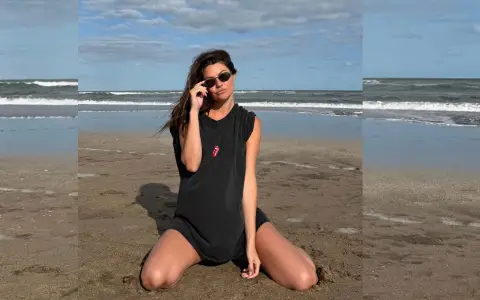 Sofía "Jujuy" Jiménez posando en Pinamar con la ropa de la empresa de su novio