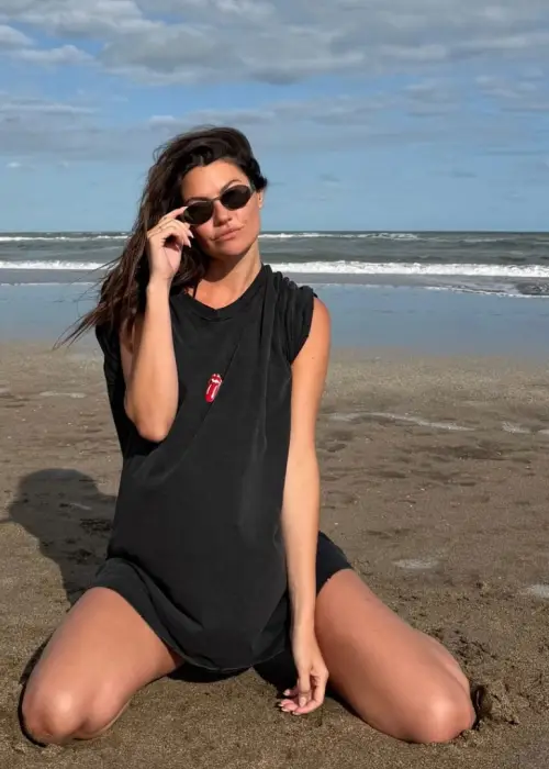 Sofía "Jujuy" Jiménez posando en Pinamar con la ropa de la empresa de su novio