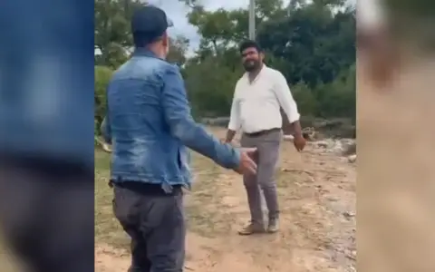 El intendente Sumbay en una discusión con un vecino