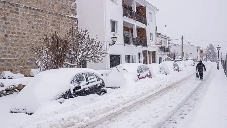 Nieve recién caída cubre las calles de Francia