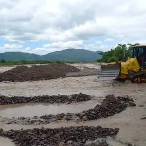 Máquinas y promesas: Para los vecinos del sur de La Caldera, la ayuda siempre llega tarde