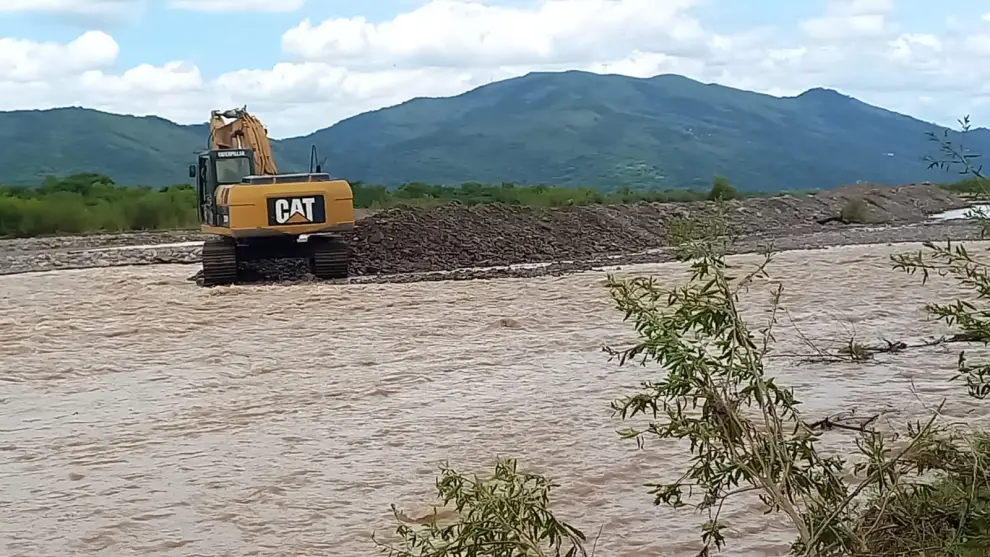 Maquinarias trabajan en el lugar para desviar el cauce del río