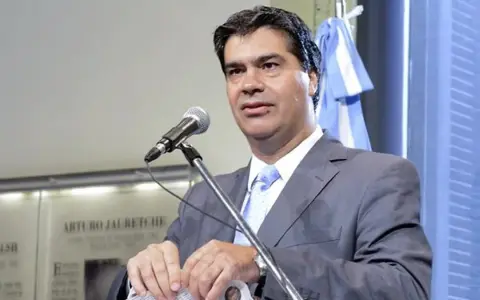 Jorge Capitanich rompiendo el diario Clarín