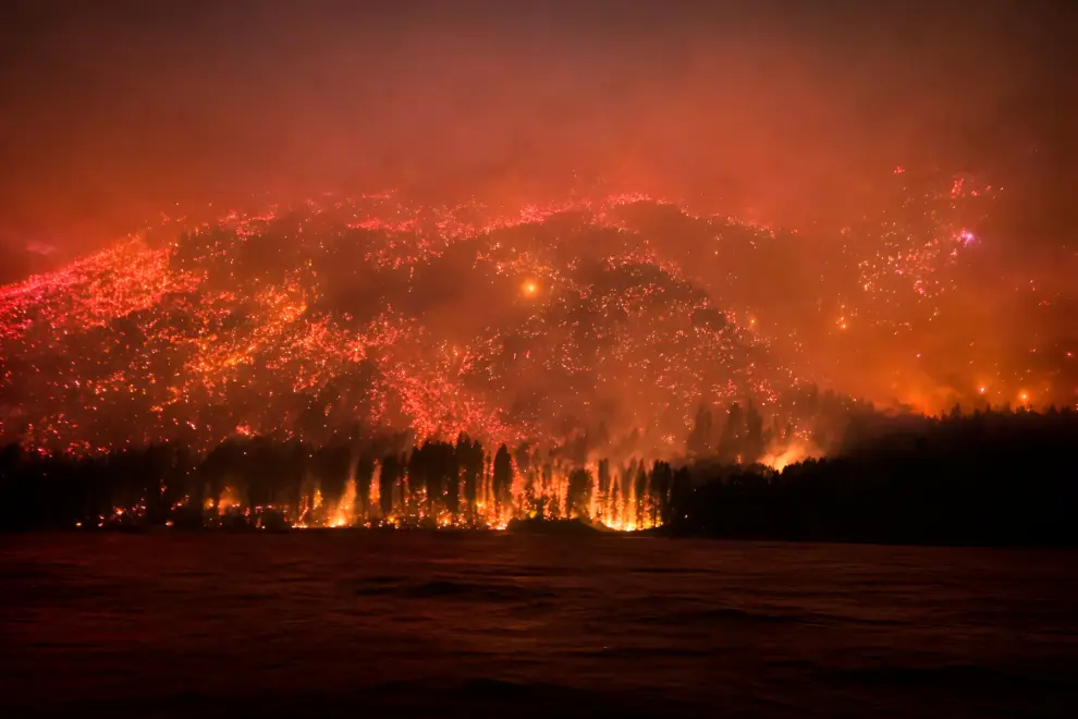 El fuego en Chubut sigue avanzando a pesar del viento y hay alerta también en Bariloche y El Bolsón