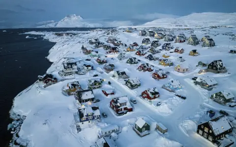 Casas cubiertas de nieve se ven en la costa de Nuuk, Groenlandia, el viernes 7 de marzo de 2025
