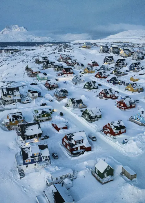Casas cubiertas de nieve se ven en la costa de Nuuk, Groenlandia, el viernes 7 de marzo de 2025