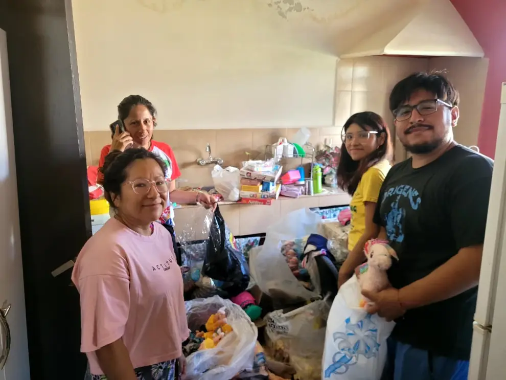 Los voluntarios y colaboradores acomodando todo para la entrega de regalos