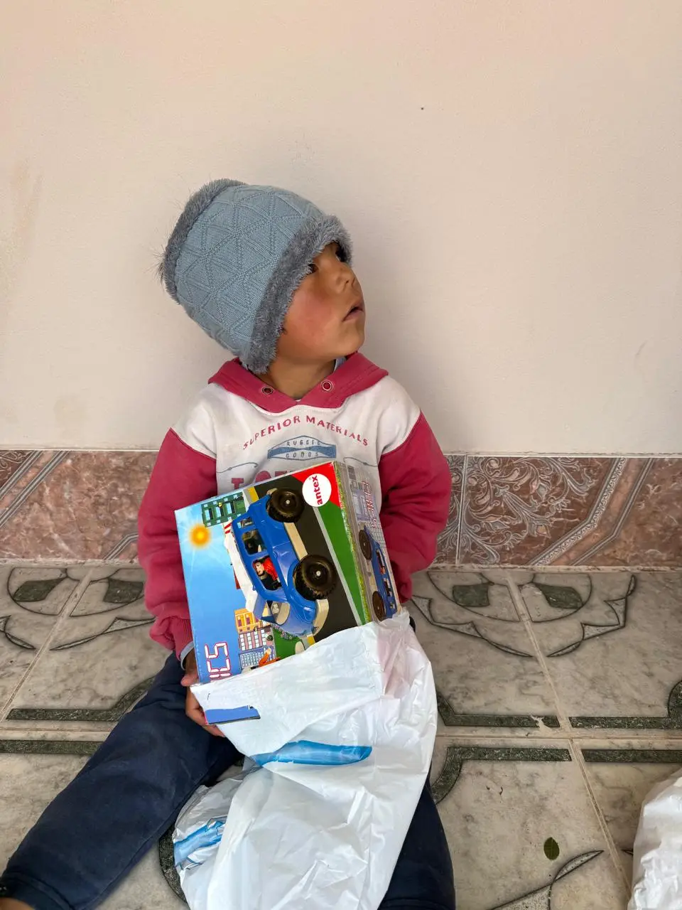 Un niño de El Palomar con el regalo de los reyes