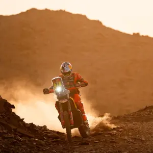 El salteño Luciano Benavides ganó la quinta etapa y quedó tercero en la general del Dakar