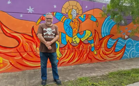 Uno de los guerreros del mural pintado en Pereyra Rozas