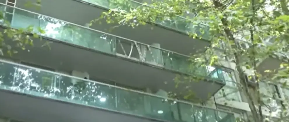 El cuarto piso de donde cayó la placa.
