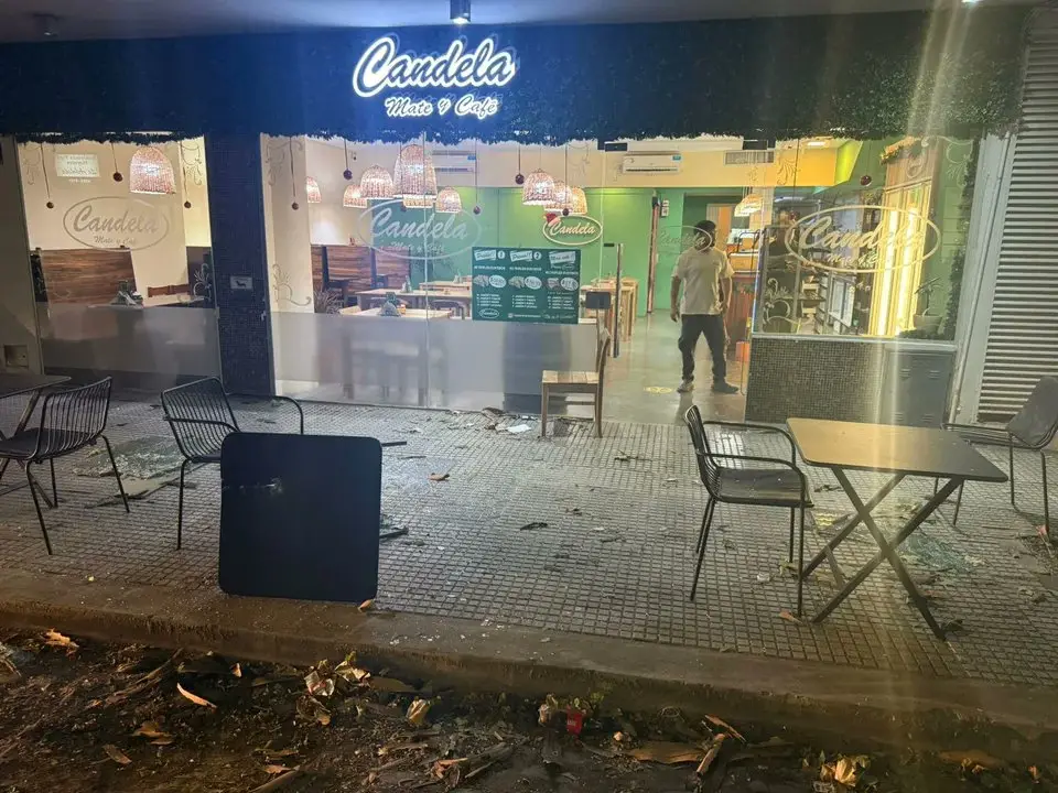 Así quedo el exterior de la cafetería después del hecho.