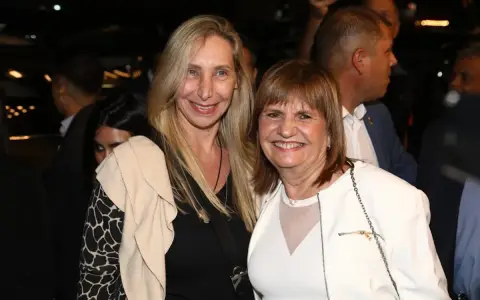 Karina Milei en modo vacaciones: fue al teatro a ver la obra en la que actúa el marido de Patricia Bullrich. Eran tiempos felices.