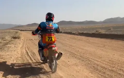 Edgar Canet andando solamente con la llanta trasera sin cubierta