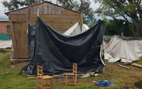El refugio donde vive Natalia armado de silobolsas