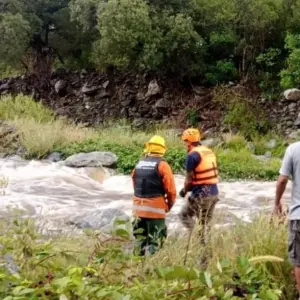El ministro de San Luis que se metió al río y rescató a turistas de la crecida: "Una mujer tenía la pierna encajada entre las piedras"