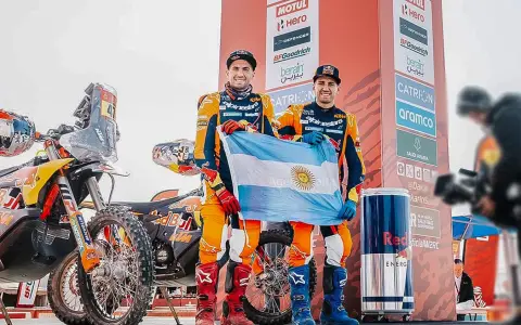 Los salteños Luciano y Kevin Benavides, dejando otra vez la bandera argentina en lo más alto.