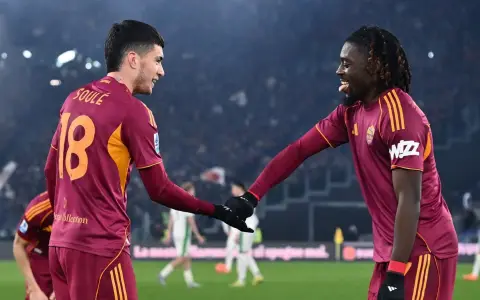 Matías Soulé junto a su socio del gol en la Roma, el francés Manu Koné. 