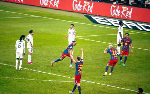 Raphinha sale disparado a festejar el tercer gol del Barcelona, el de la consagración.