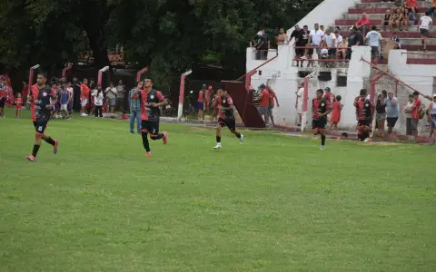 Social Boroquímica no pudo sostener la ventaja en casa y en una ráfaga perdió su chance de ascenso.