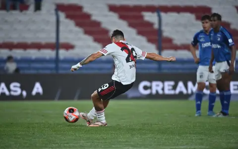 Como en la final del Mundo, Gonzalo Montiel se perfila para patear y convertir el único gol de la noche para el triunfo de River en Montevideo.
