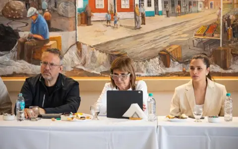 Jose Forlón, Mónica Almada, Juan Olmos y la salteña Pamela Calletti en la sede de la AGN