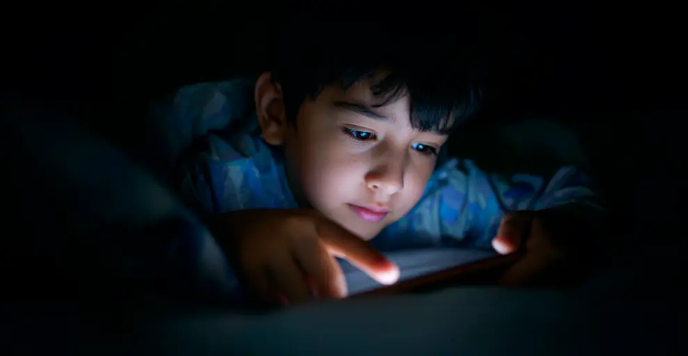 Niño con celular.
