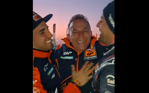 El abrazo de la dinastía Benavides.